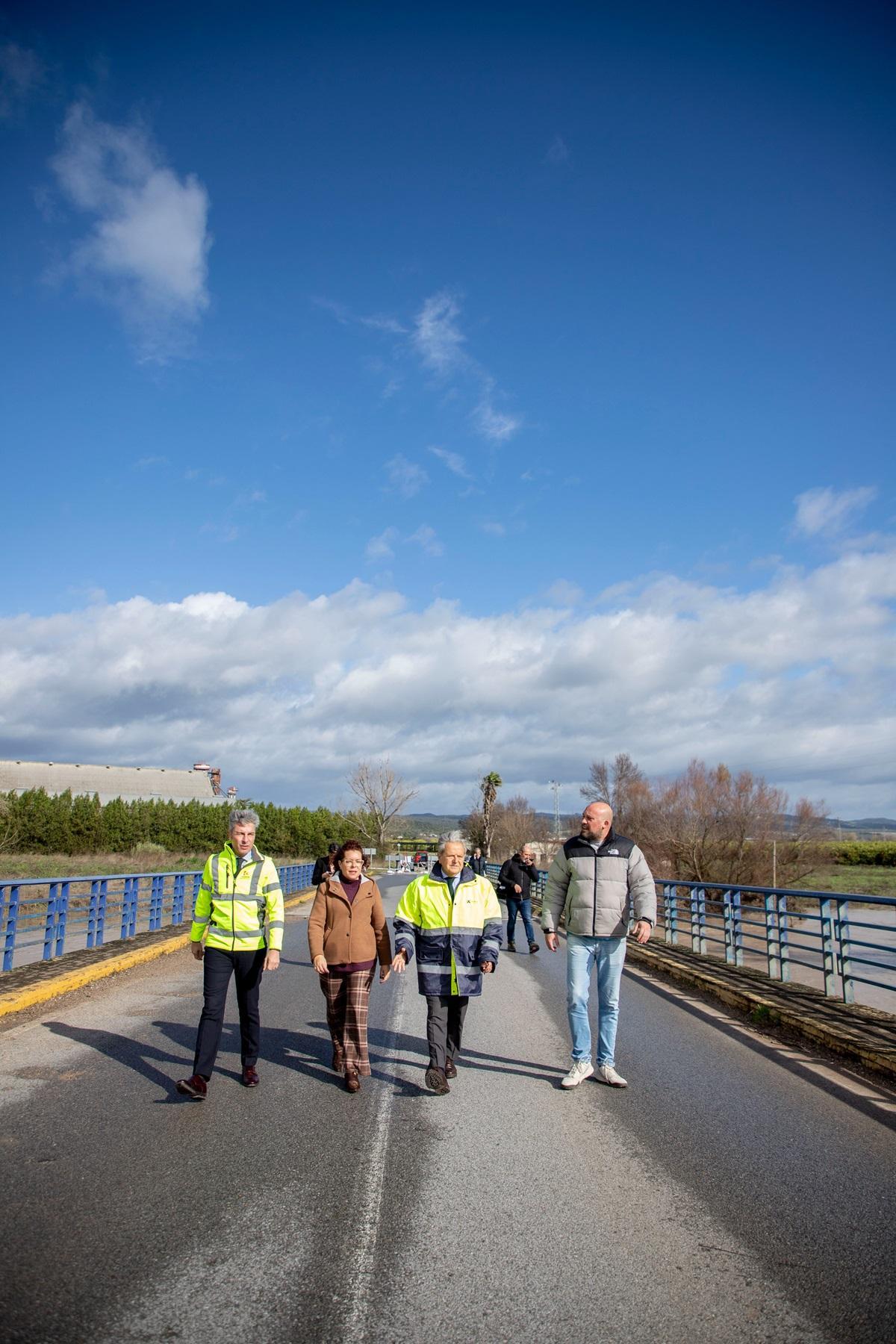El presidente de la Diputación, Salvador Fuentes, y el delegado dde Infraestructuras de la institución provincial, Andrés Lorite, junto a concejales de Almodóvar del Río.