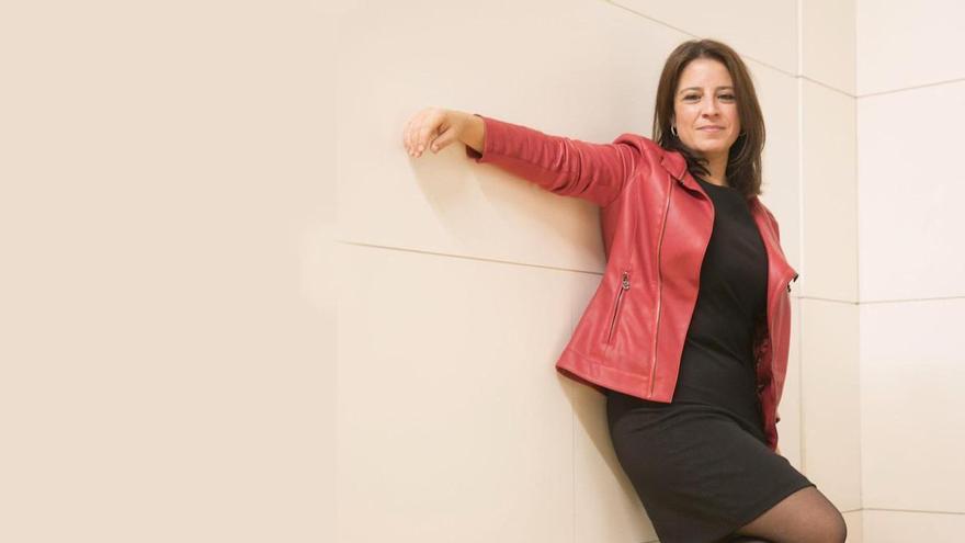 Adriana Lastra saca del armario la chupa roja: el análisis de Vicente Montes sobre el regreso de la asturiana a la política nacional