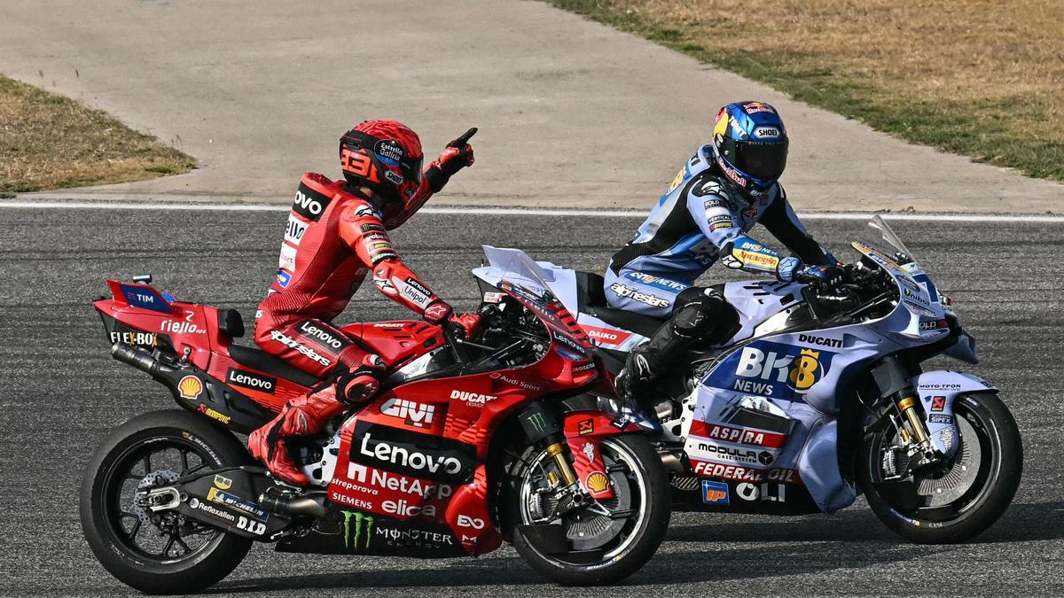 Marc y Àlex Márquez celebran el primer y segundo puesto en Tailandia.