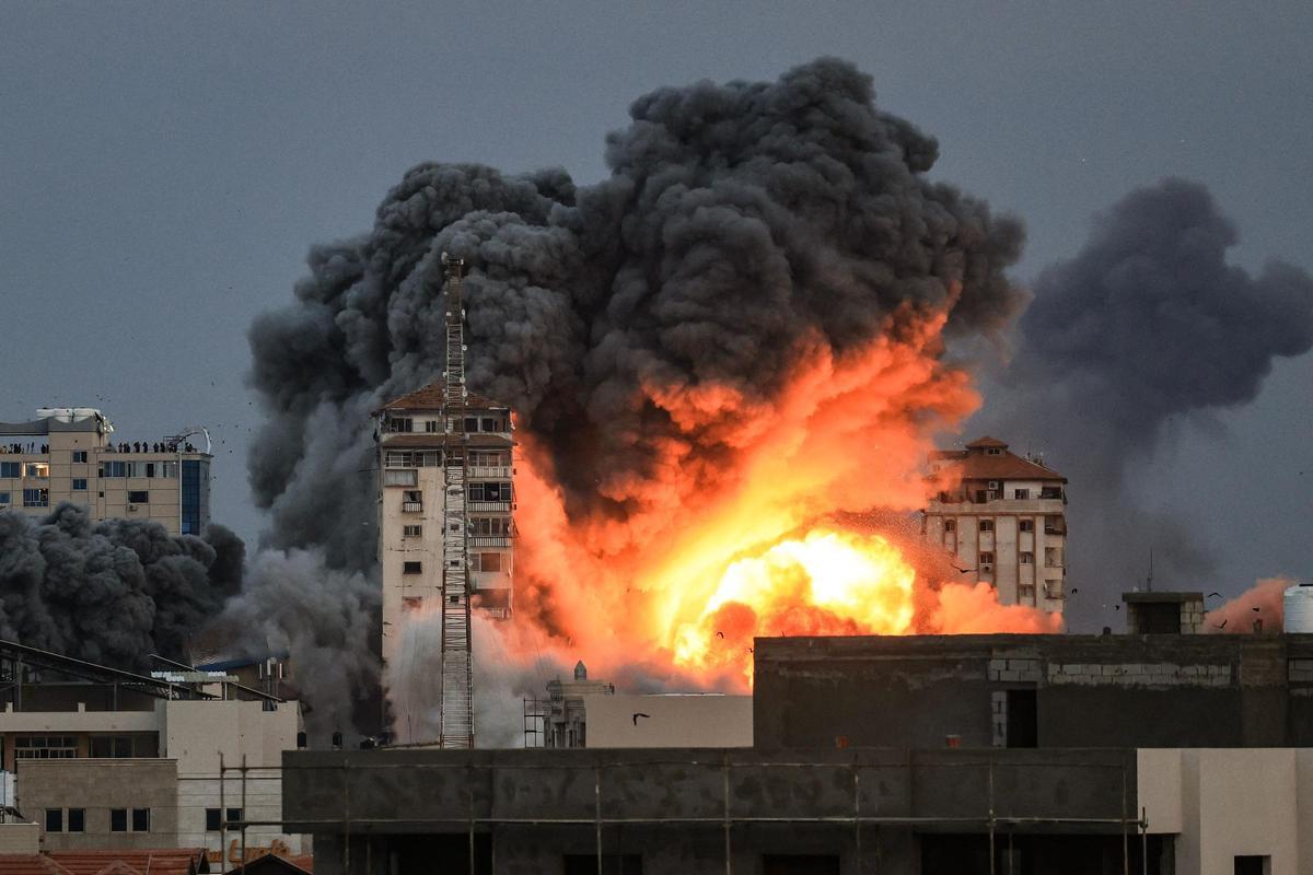 El humo se eleva tras una explosión en una torre de apartamentos palestina tras un ataque aéreo israelí en la ciudad de Gaza, el sábado 7 de octubre de 2023.