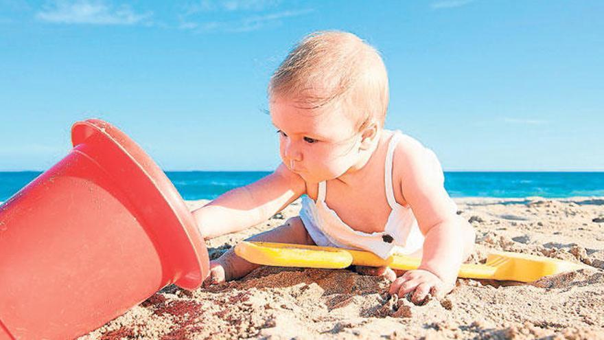 Cómo estimular los sentidos de nuestros bebés en la playa - Diario de Ibiza