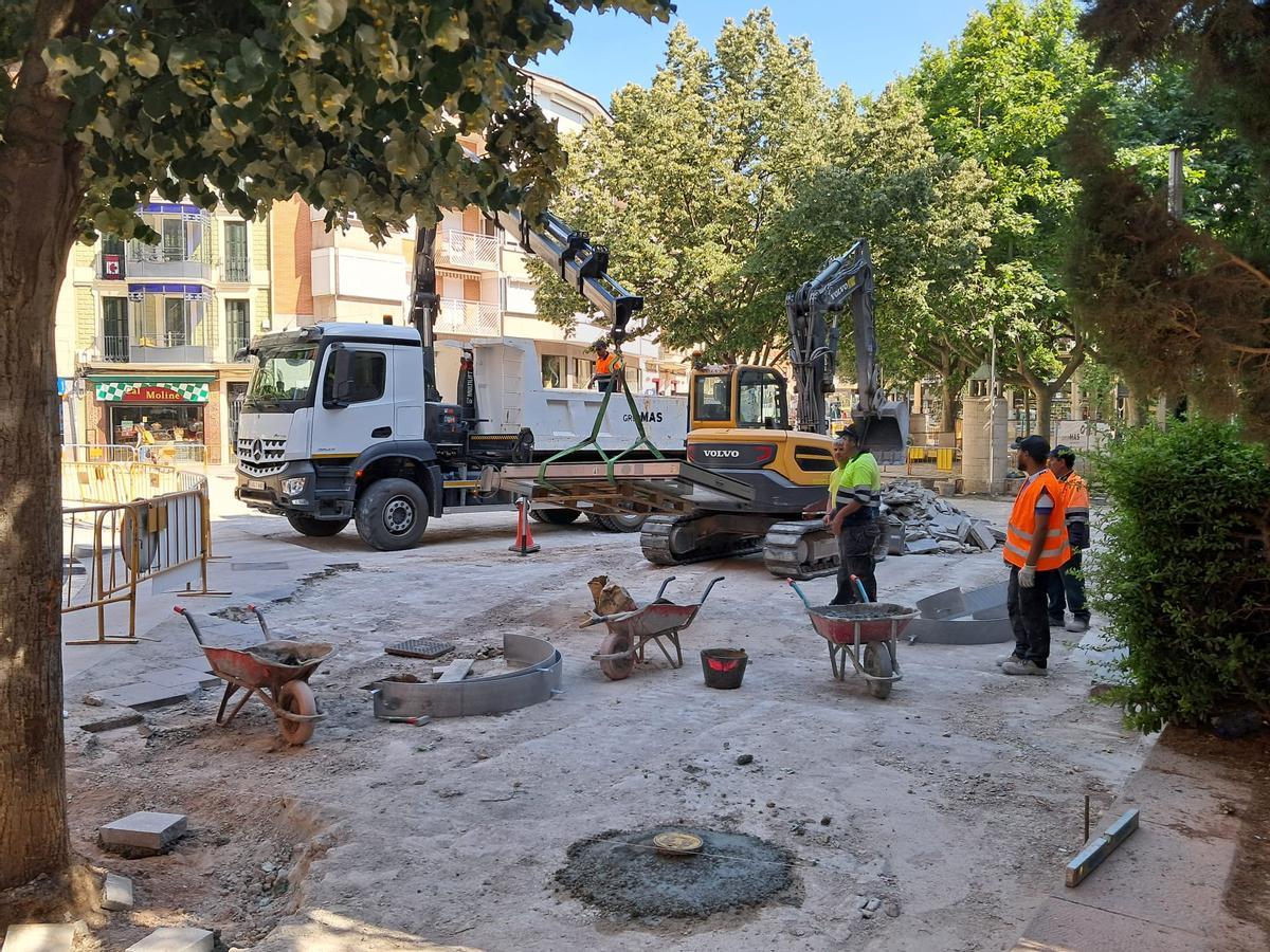 Obres a la plaça de Neus Català i Pallejà, aquest dijous a la tarda