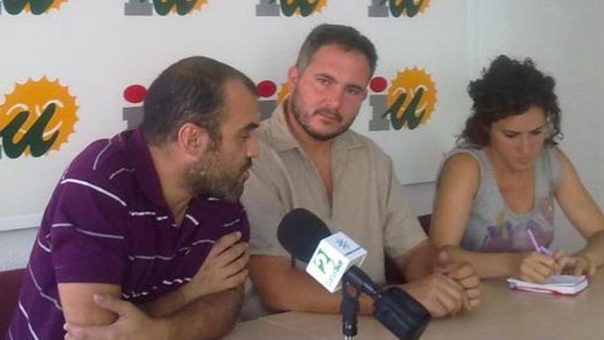 Jose Manuel Mariscal, Efrain Campos Y Soledad Maldonado.    El Partido Comunista de Andalucía (PCA) e Izquierda Unida han denunciado este miércoles un aumento de las agresiones a integrantes de ambas formaciones por parte de grupos organizados de extrema derecha, con ejemplos concretos durante la pasada Feria de Málaga. De igual modo, han advertido de una serie de pintadas realizadas en las sedes de Carretera de Cádiz y El Palo, en la capital, y en el municipio de Marbella.