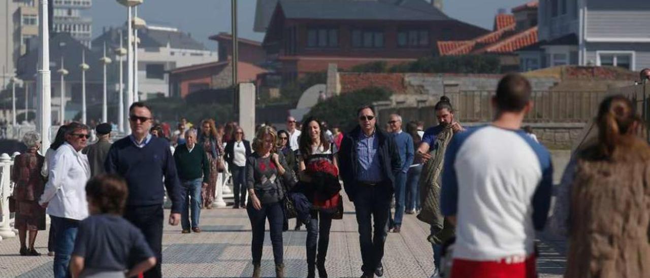 El paseo marítimo de Salinas, concurrido de gente este verano.