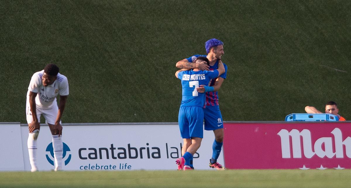 Manu Nieto recibe la felicitación de Montes después de marcar su tercer gol en este play-off de ascenso a Segunda División.