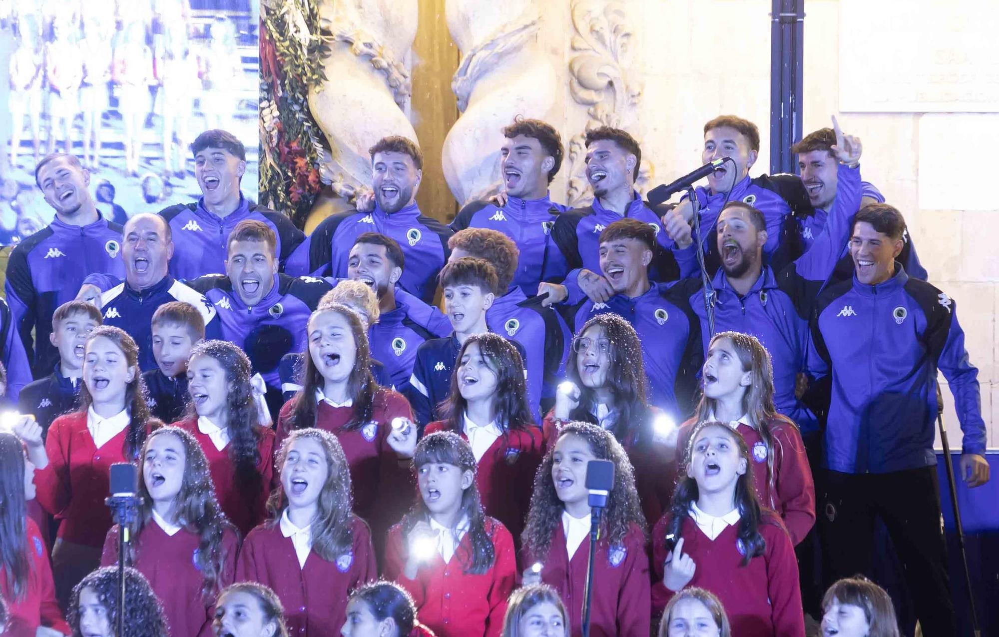 El Hércules interpreta el tradicional villancico junto al coro de los Jesuitas en la plaza del Ayuntamiento de Alicante.