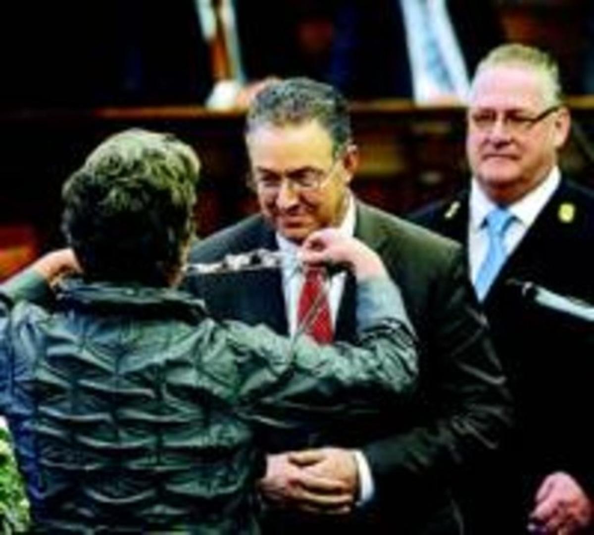 Aboutaleb rep el collar d’alcalde de Rotterdam, ahir. Aboutaleb rep el collar d’alcalde de Rotterdam, ahir.