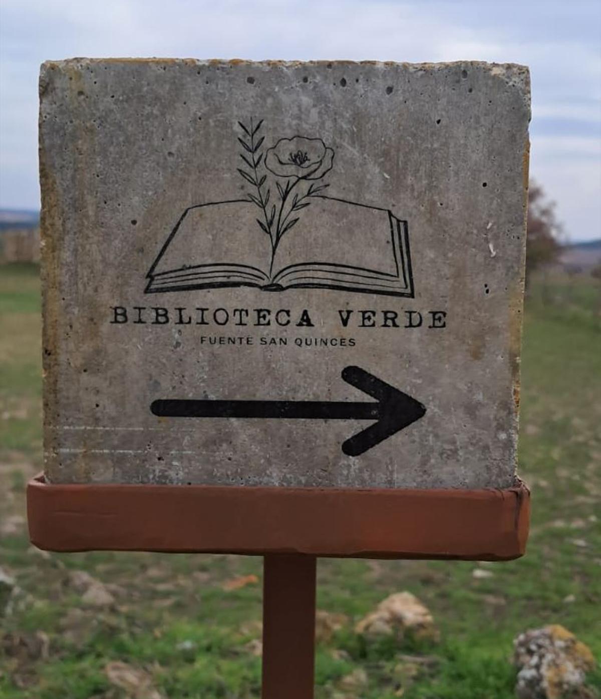 Señal que conduce a la Biblioteca Verde de Guzmán