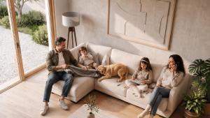 Una familia disfruta con su mascota en el sofá