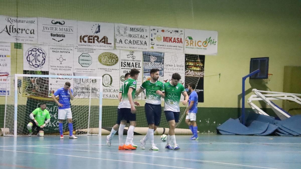 Jugadores del Colegio San José celebran un gol en el partido ante Trujillo.