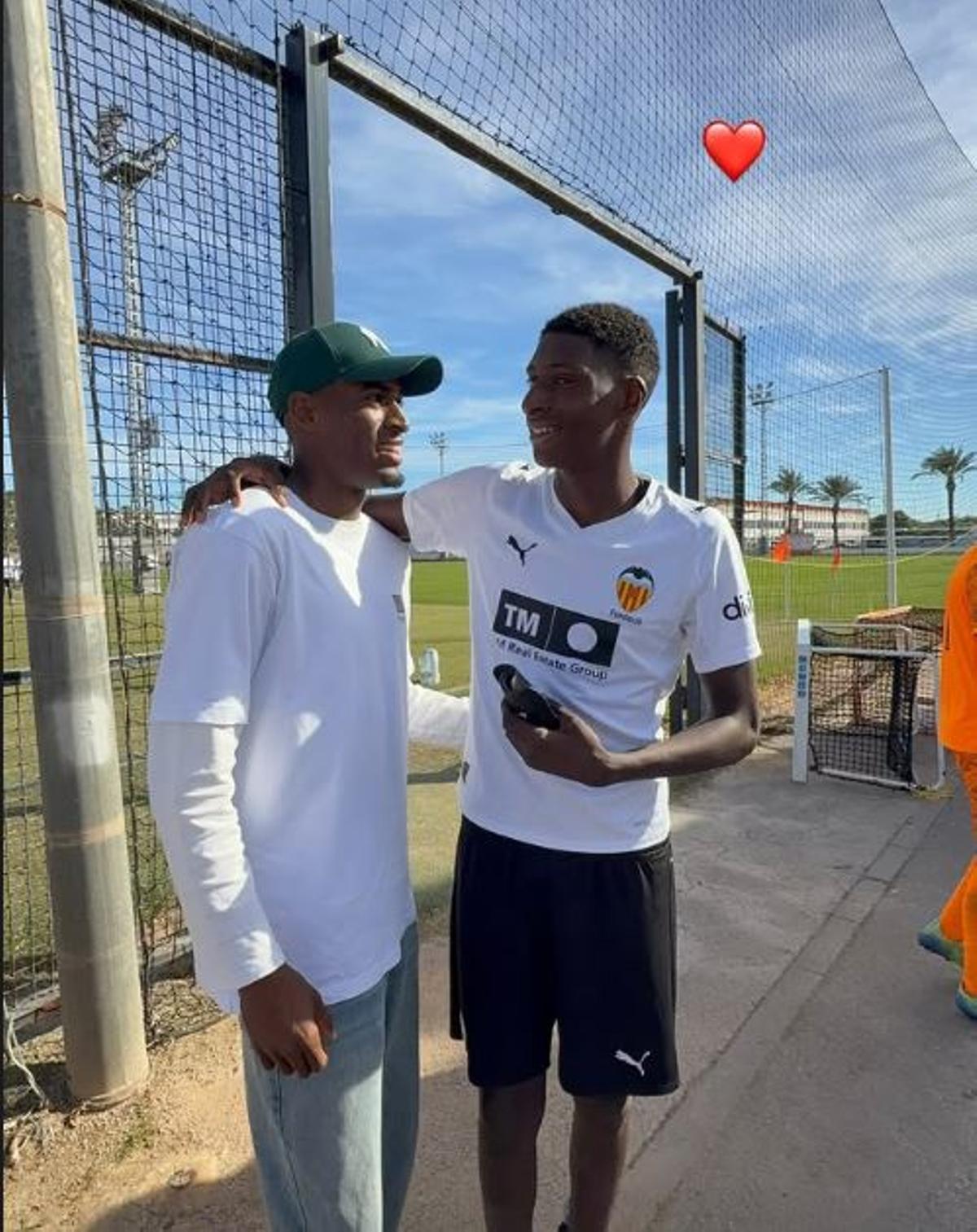 Cristhian Mosquera junto con su hermano en Paterna