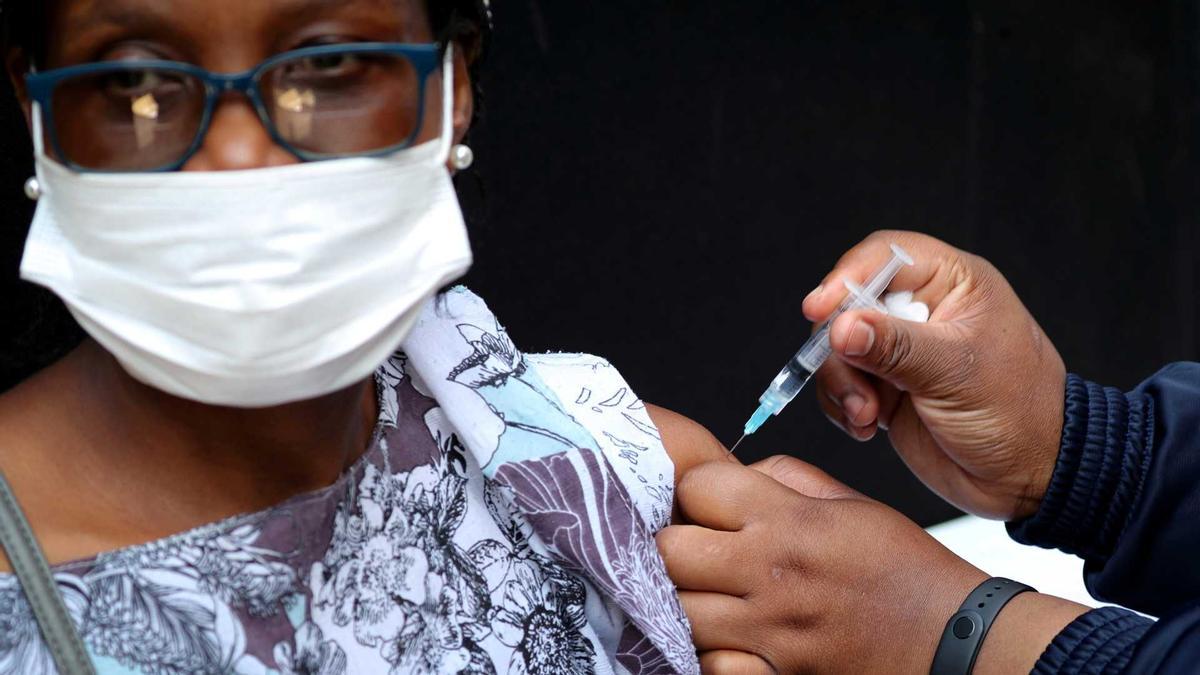 Una ciutadana de Johannesburg rep el vaccí contra la covid-19