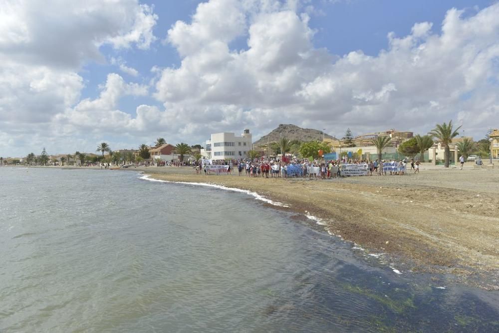 Protesta ante un Mar Menor que amanece cubierto de espuma