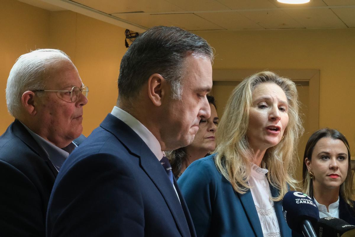 La portavoz en materia de Vivienda del Grupo Popular en el Senado, Paloma Martín; junto a la senadora autonómica del PP por Canarias, Rosa Viera; y la secretaria ejecutiva de Vivienda de los populares a nivel autonómico, Jennifer Curbelo, celebran un encuentro de trabajo con representantes del sector para dar a conocer el Plan nacional de Vivienda del Partido Popular.