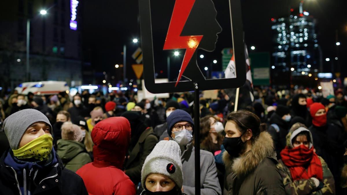 Manifestantes en la protesta de la 'huelga de mujeres' contra el endurecimiento de la ley del aborto en Varsovia.