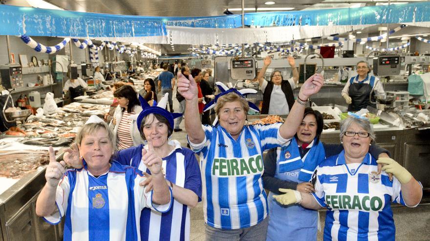 El mercado de la plaza de Lugo se viste de color blanquiazul