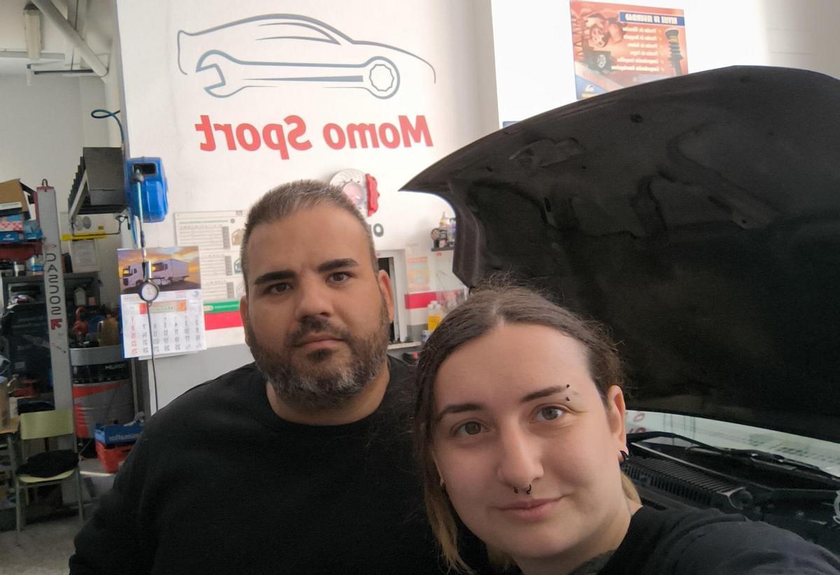 Rosana está haciendo sus prácticas en el taller de Sergio Camas en Estación de Cártama.