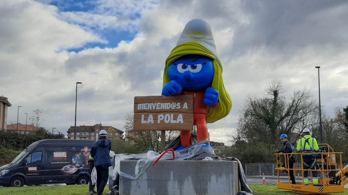 Así es la pitufina gigante que da la bienvenida a Siero