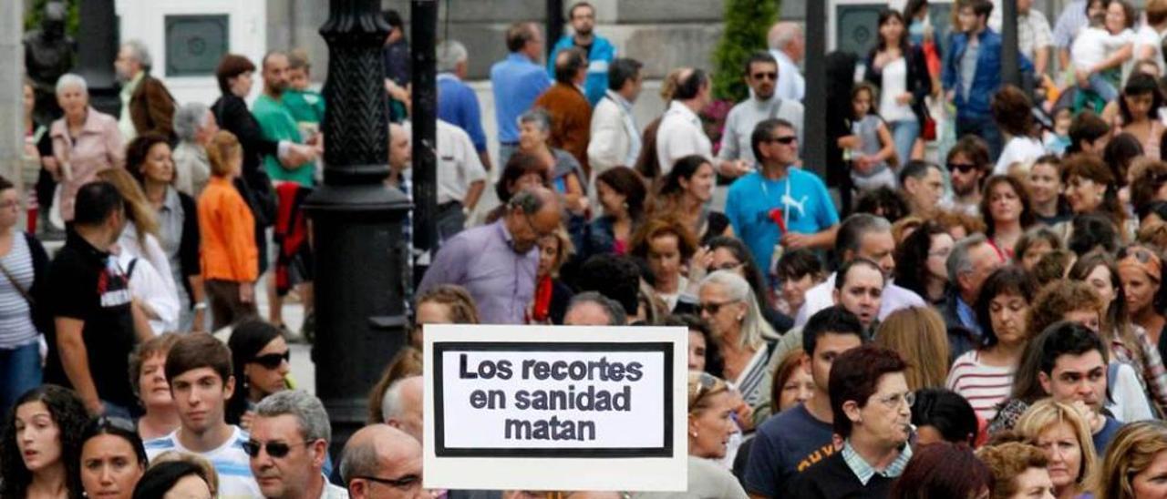 Manifestación ante Presidencia contra los recortes en sanidad.