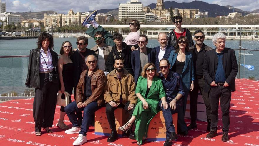 El actor cangués Juan Luis Pérez, en el centro sentado al lado de Carmen Machi, ayer en el Festival de Málaga. Antonio de la Torre, tercero por la izq. de pie, y Clara Bilbao, tercera por la dcha., de pie.