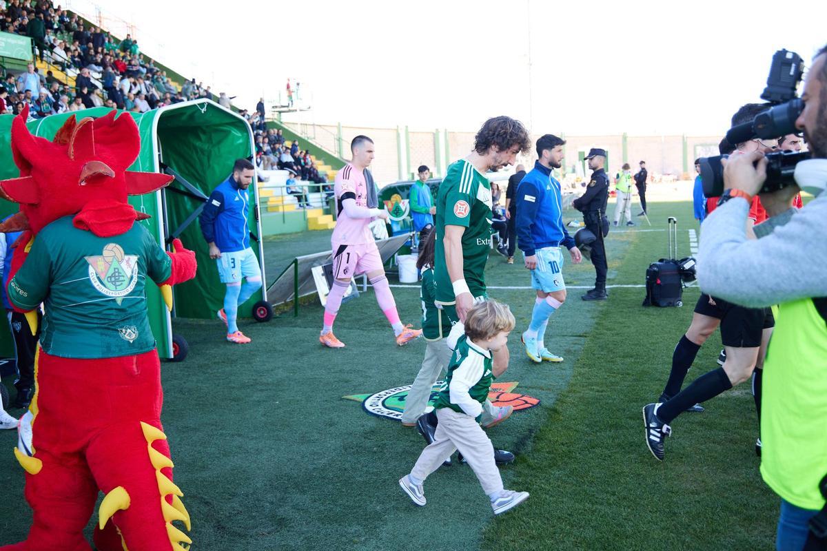 Javi Barrio salta al campo llevando de la mano a sus hijos, Mateo (en primer término) y Malena (tapada).