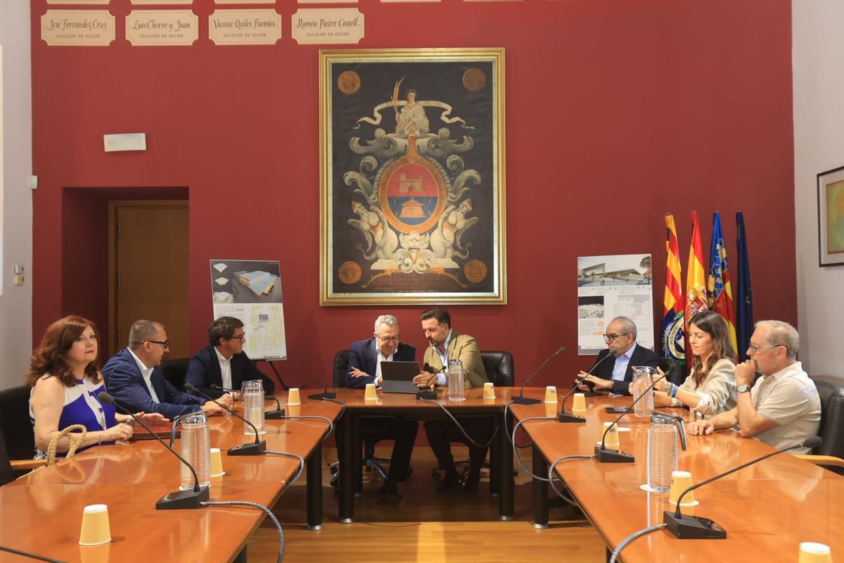 La reunión celebrada en la Sala del Consell del Ayuntamiento este jueves.