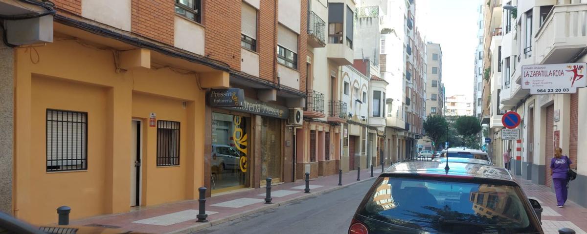 Planta baja reformada en la calle Fola, con puerta y dos ventanas en la fachada. Antes, tenía un uso comercial como papelería.