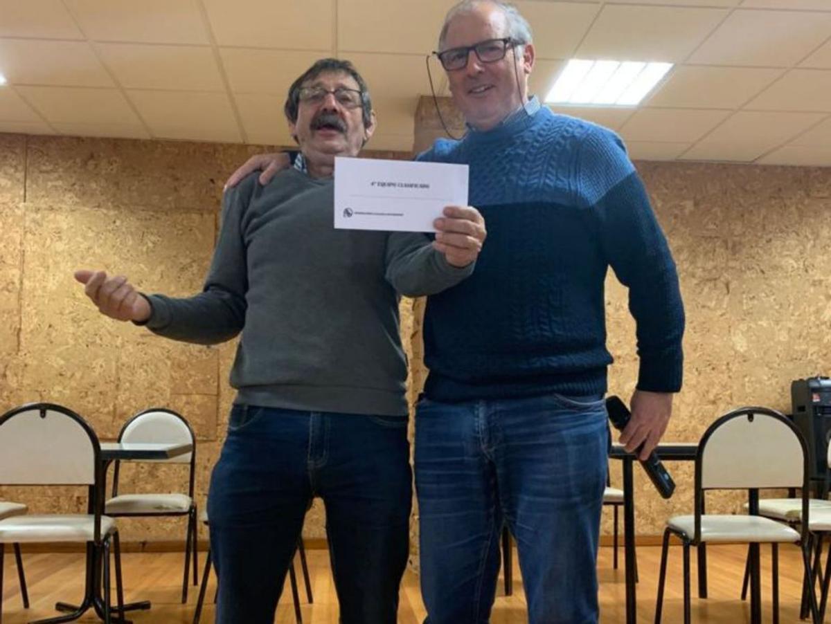 Serafín Docampo recibe el premio del presidente del Ares, Luis Cendón.