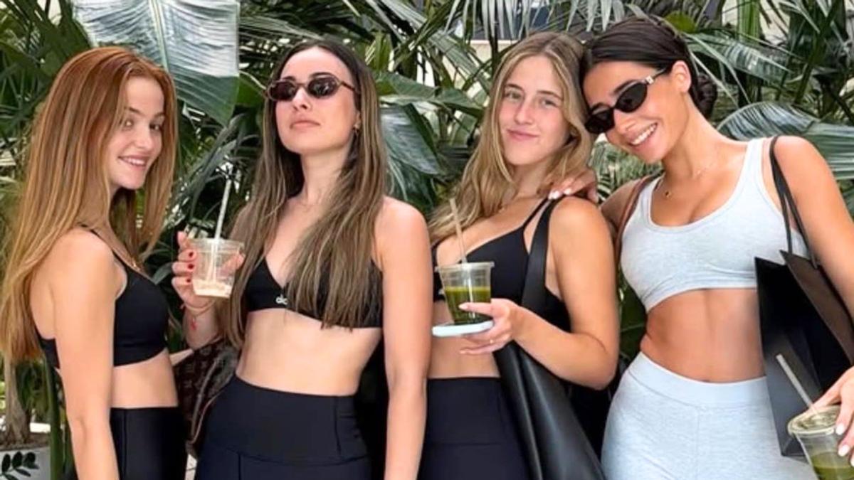 Martina, Aurora, Irene y Ana, acompañando a la selección