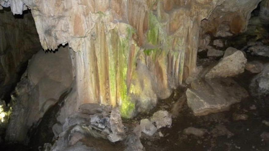 Una parte de la Cueva de Nerja en Málaga, donde se aprecia el mal verde que sufren las cuevas turísticas, un deterioro biológico causado por microorganismos que, gracias a la luz artificial, realizan la fotosíntesis y se desarrollan sobre las rocas erosionadas, por lo que un equipo de investigadores estudian el uso de productos químicos para poder erradicarlo.