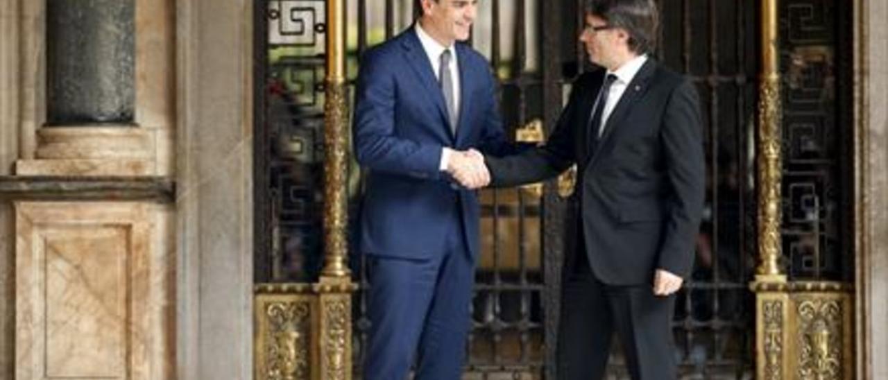 Pedro Sánchez y Carles Puigdemont, ayer en el Palau de la Generalitat.