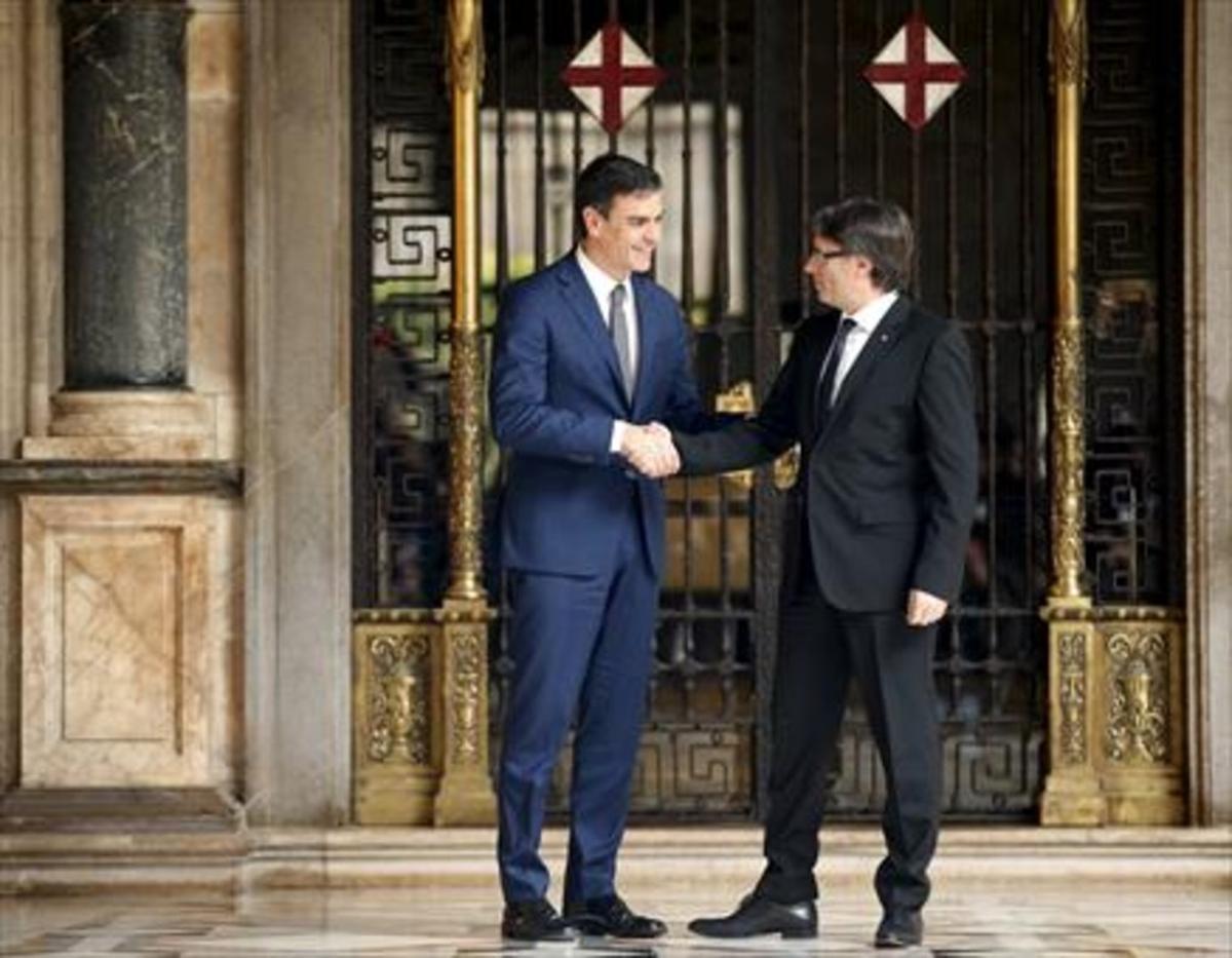 Pedro Sánchez y Carles Puigdemont, ayer en el Palau de la Generalitat.