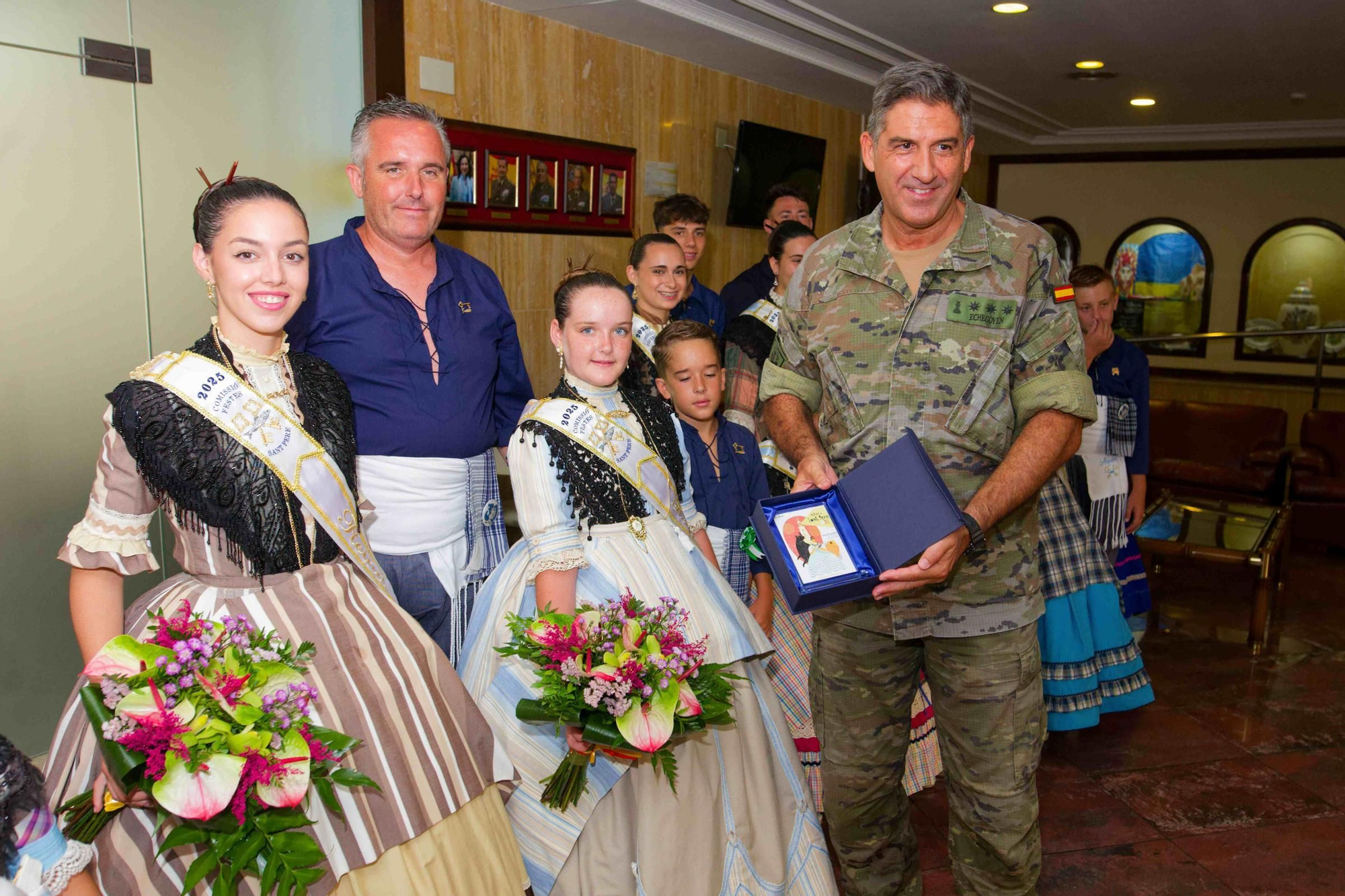 Visita de las reinas de las fiestas del Grau a la residencia militar La Plana
