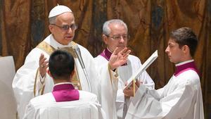 El papa León XIV, en su primera misa, en la Capilla Sixtina