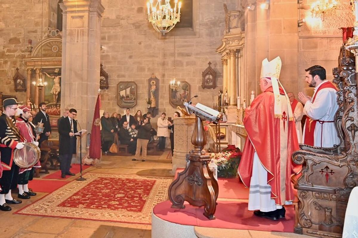 Anxo Arca, esquerda no micro, na Traslatio celebrada en Padrón este sábado