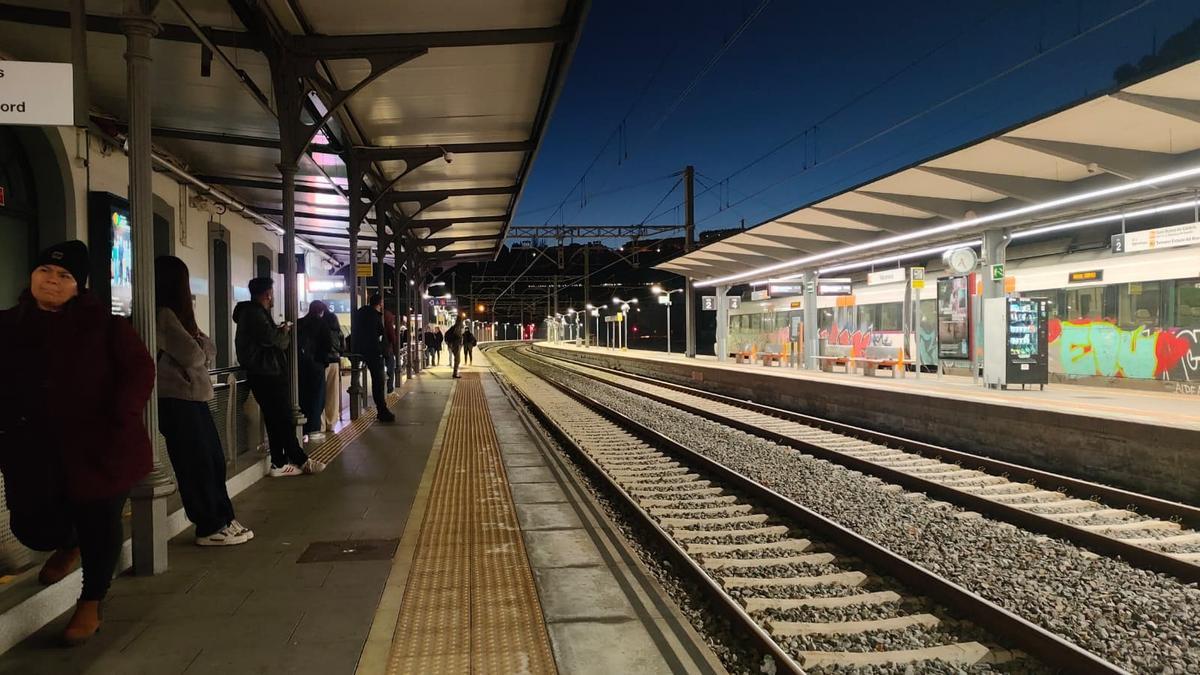 Els passatgers esperen molta estona a l'andana que arribi algun tren