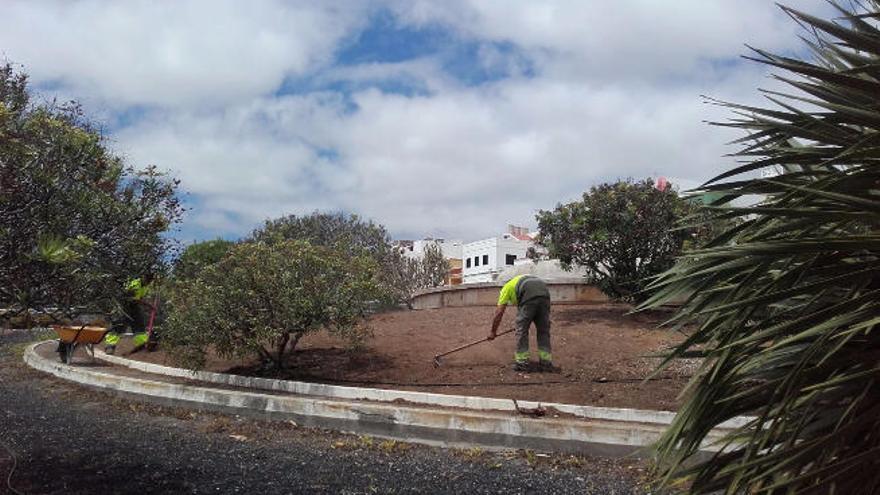 Operarios del Cabildo trabajan en el acondicionamiento de la antigua fuente de El Secadero.