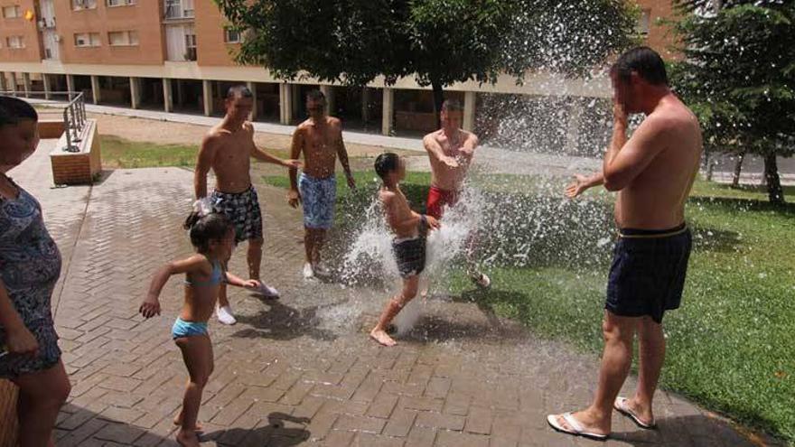 La policía local de Badajoz multará a quien esté en un espacio público en bañador o &quot;casi desnudo&quot;