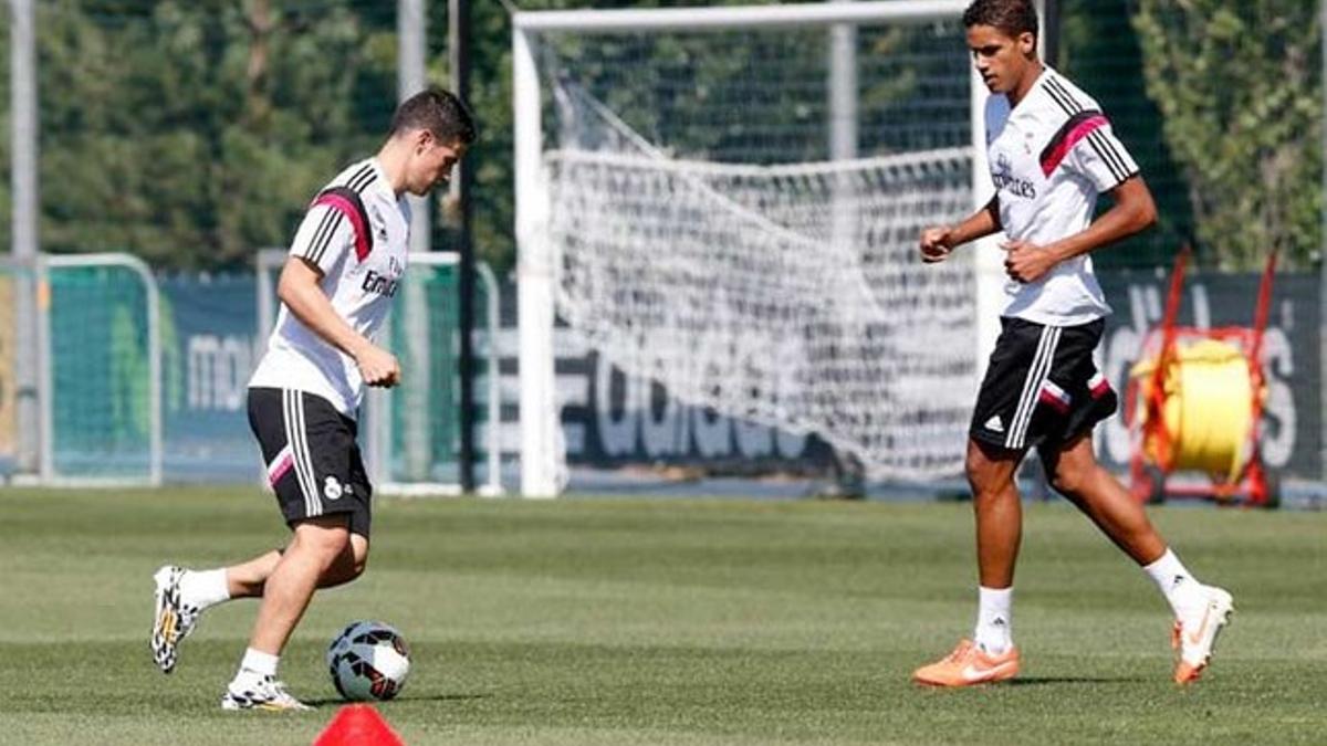 James, ejercitándose junto a Varane este viernes