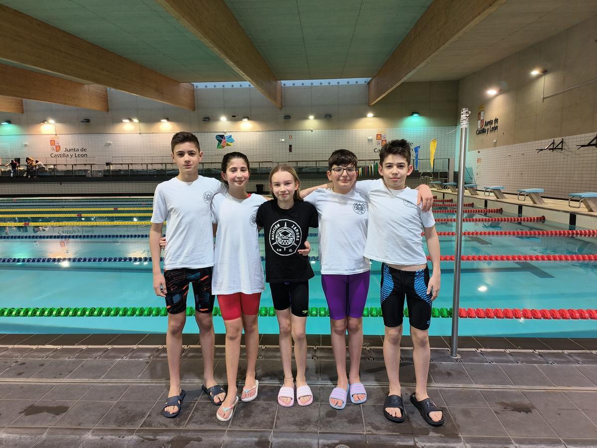 Imagen de los nadadores del CD Natación Zamora en Valladolid con motivo de la Liga Nacional Alevín
