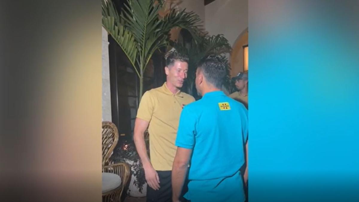 Xavi recibió uno por uno a los jugadores del Barça a su llegada a Miami, con especial atención a Lewandowski