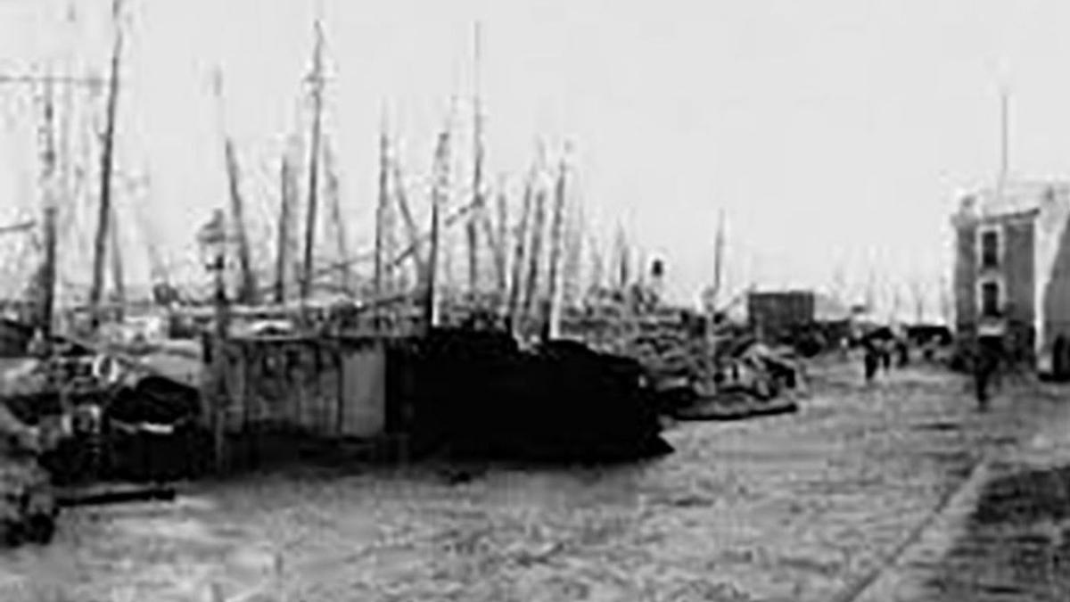 Imatge del port d&#039;Eivissa de començament del segle XX, les obres romangueren aturades durant molt de temps i es reiniciaren el 1907 amb gran satisfacció dels obrers eivissencs. 