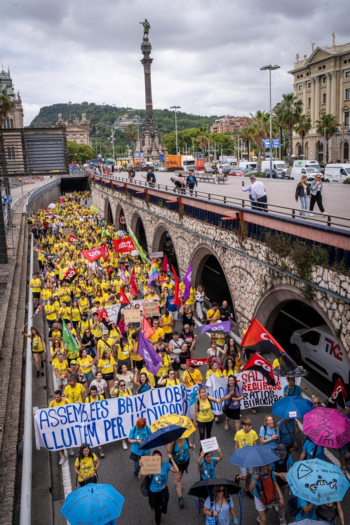 Los docentes bloquean la Ronda Litoral durante una jornada de protestas
