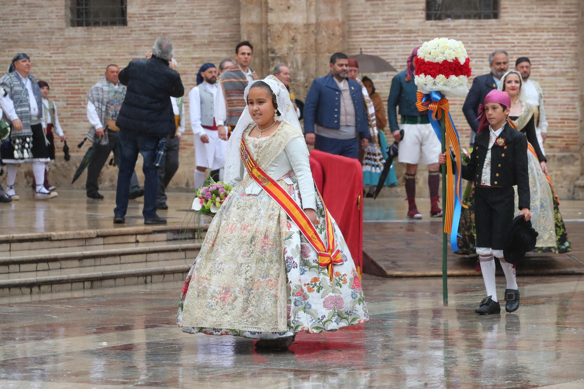 Búscate en el primer día de ofrenda por la calle de la Paz (entre las 15:30 a las 17:00 horas)