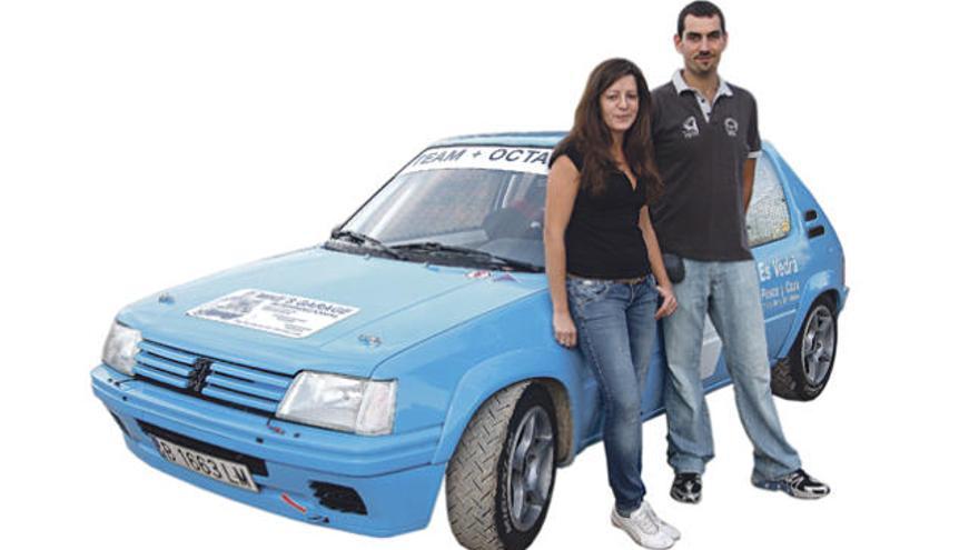 Ana Alberti y Juan Antonio Orvay, con su Peugeot 205.
