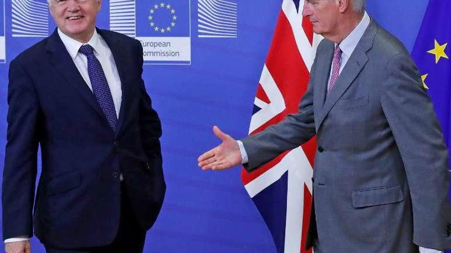 Davis (a la izquierda) y Barnier, ayer, en Bruselas.