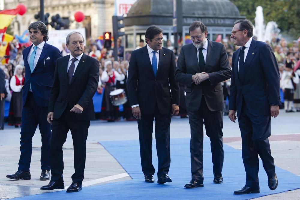 Desfile de los Reyes, personalidades y premiados en la alfombra azul