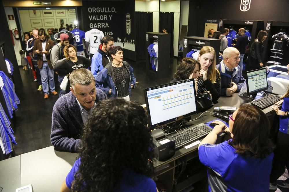 Primer día de venta de la nueva equipación del Real Oviedo