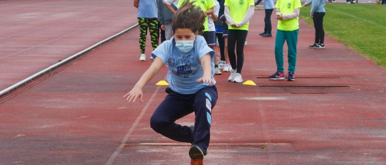 El salto de longitud fue una de las pruebas más seguidas en el campeonato escolar. |  // IÑAKI ABELLA