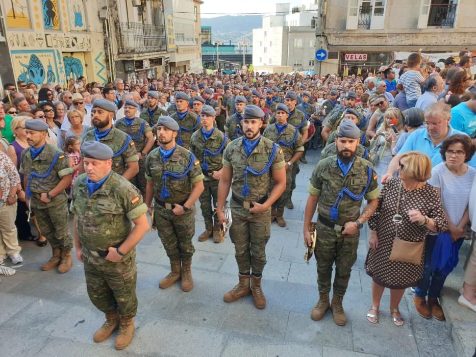 Miles de personas acompañan a la figura del Cristo de la Sal por el centro de la ciudad - Caballero y Feijóo, presentes en la cita